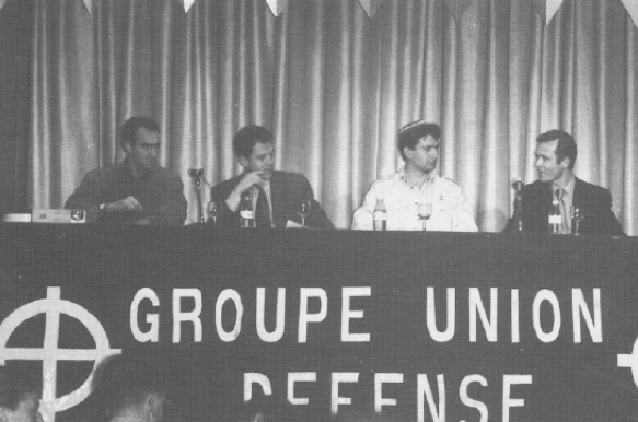 Aux 25 ans du GUD, le nationaliste italien Marcello de Angelis (à gauche) et le repésentant flamand du NSV (2e à droite).
