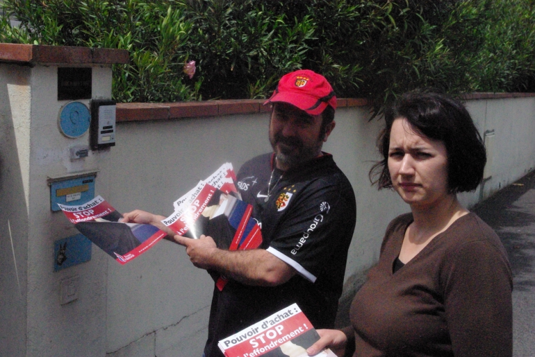 Thierry et Nadia Portheault, lors d&#039;un tractage du FN, en mai 2013, à Saint-Alban.